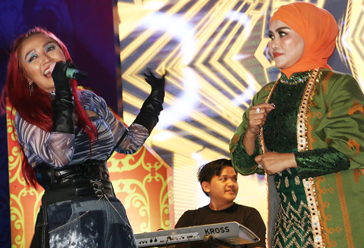 Siti Badriah Ajak Istri Bupati Bombana Naik ke Atas Panggung