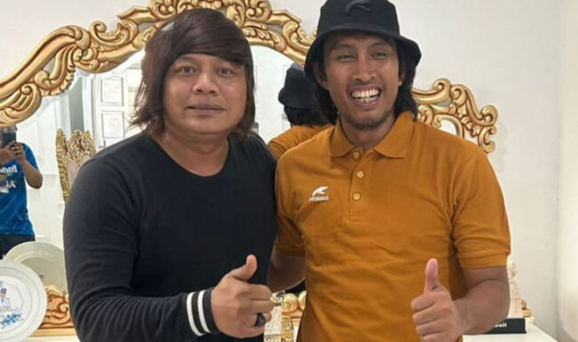 Ato Angkasa Main Bola bareng Pesepakbola Budi Sudarsono