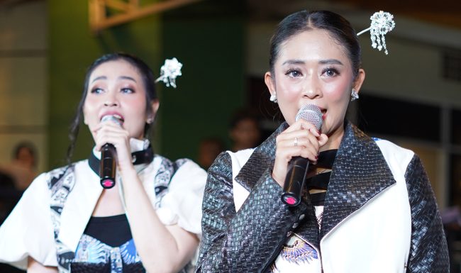 Duo Anggrek Resmi Launching Lagu Goyang Nusantara di Mall Cijantung Bareng Komunitas Zumba