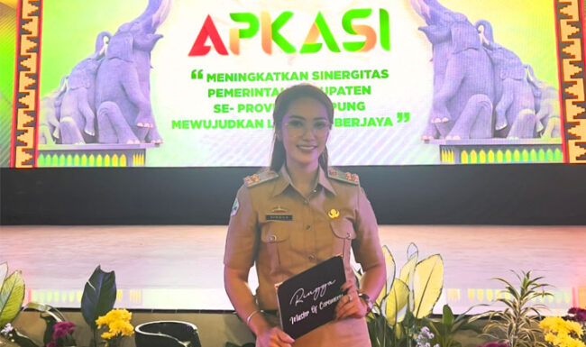 Ingga Jadi MC dan Nyanyi Bareng Gubernur Lampung di Acara APKASI
