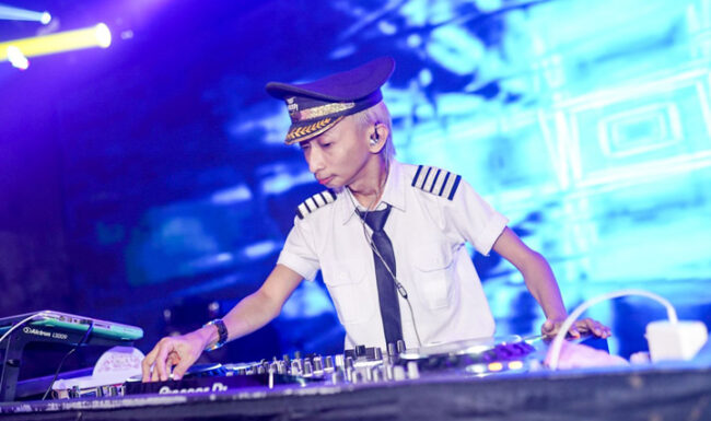 Omo Kucrut Alasan Pakai Baju Pilot Saat Nge-DJ