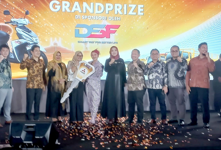 Spektakuler Siti Badriah Sukseskan Truck Campaign Mitsubishi Fuso