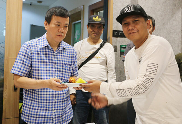 Yogi RPH Potong Tumpeng Selamatan Akikahan Putranya